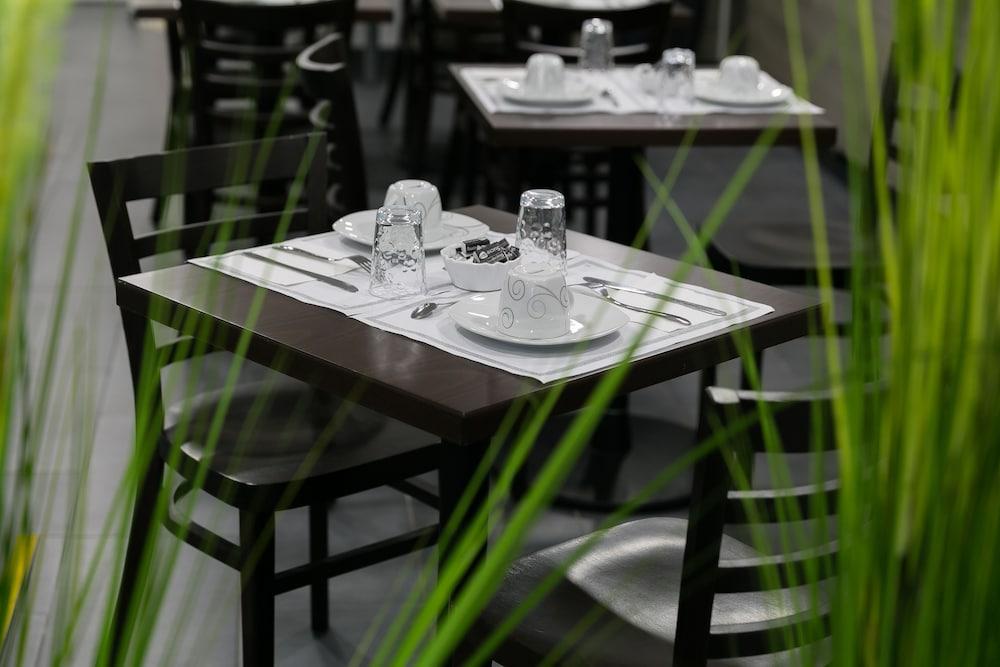 restaurant cafeteria