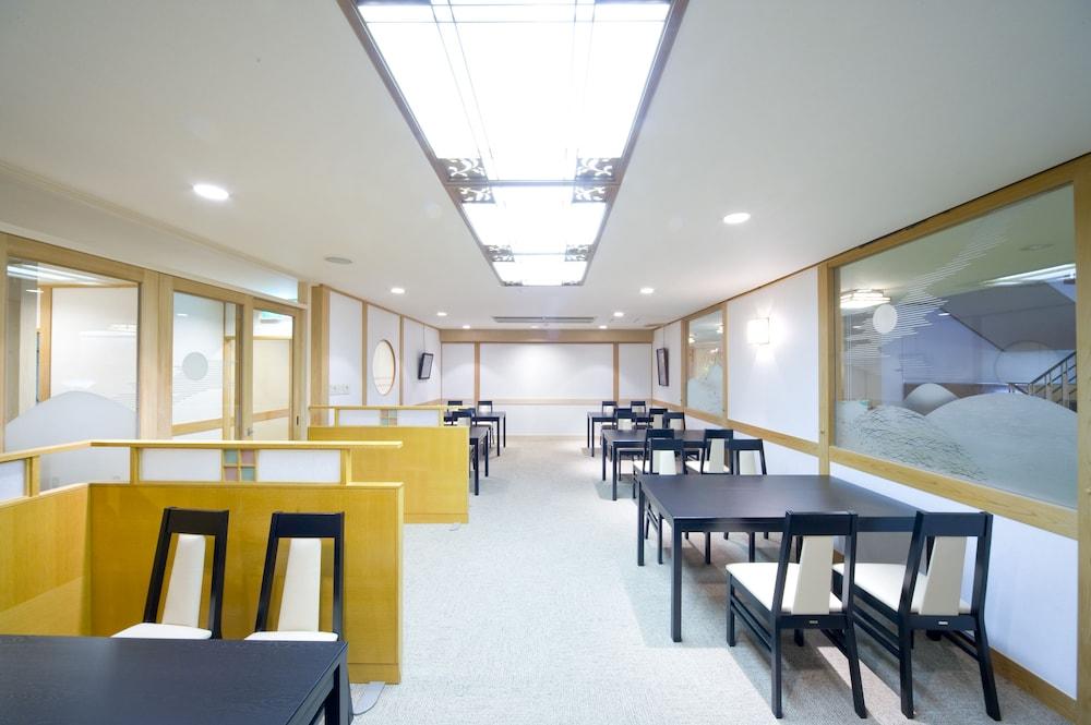 restaurant cafeteria