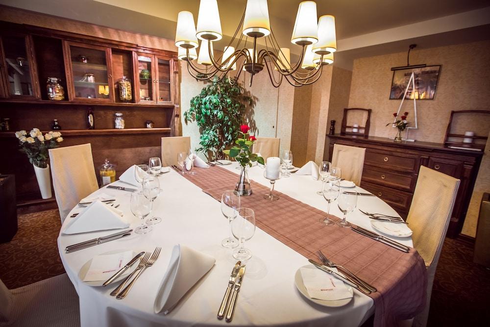 restaurant cafeteria