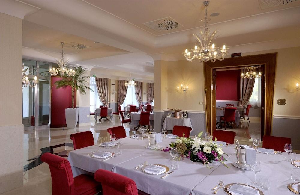 restaurant cafeteria