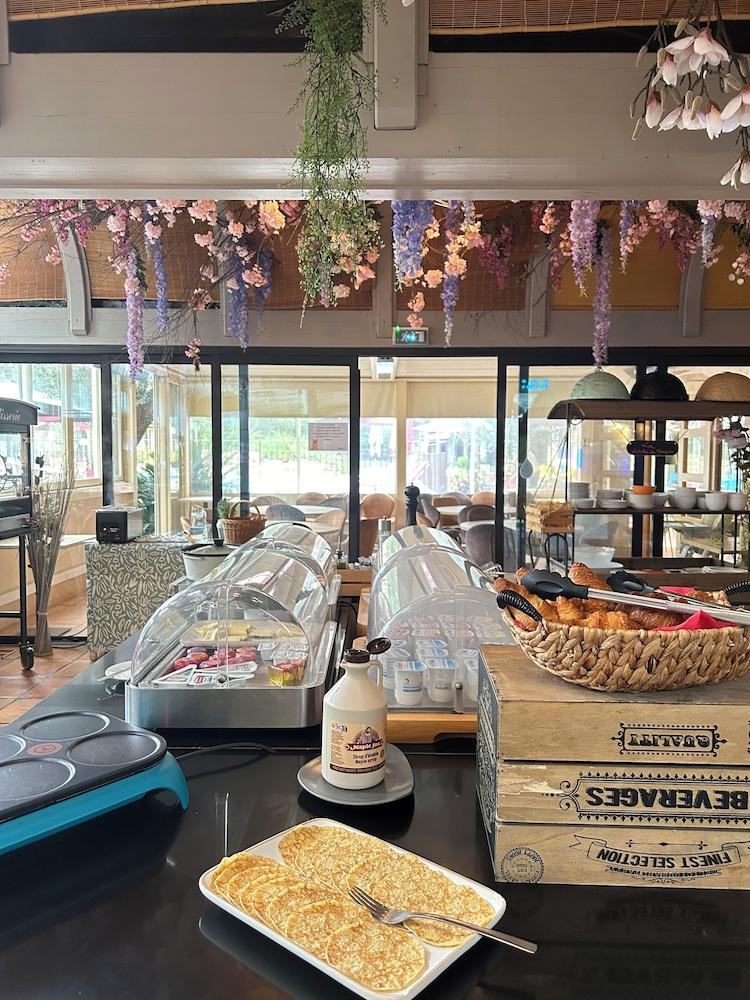 restaurant cafeteria