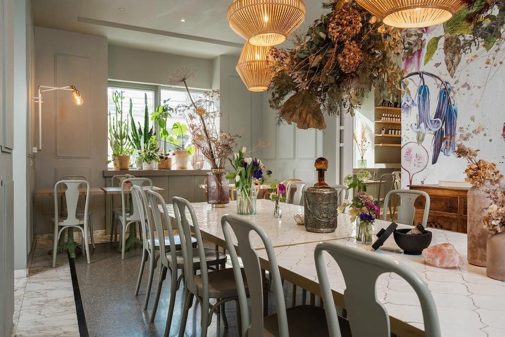 restaurant cafeteria