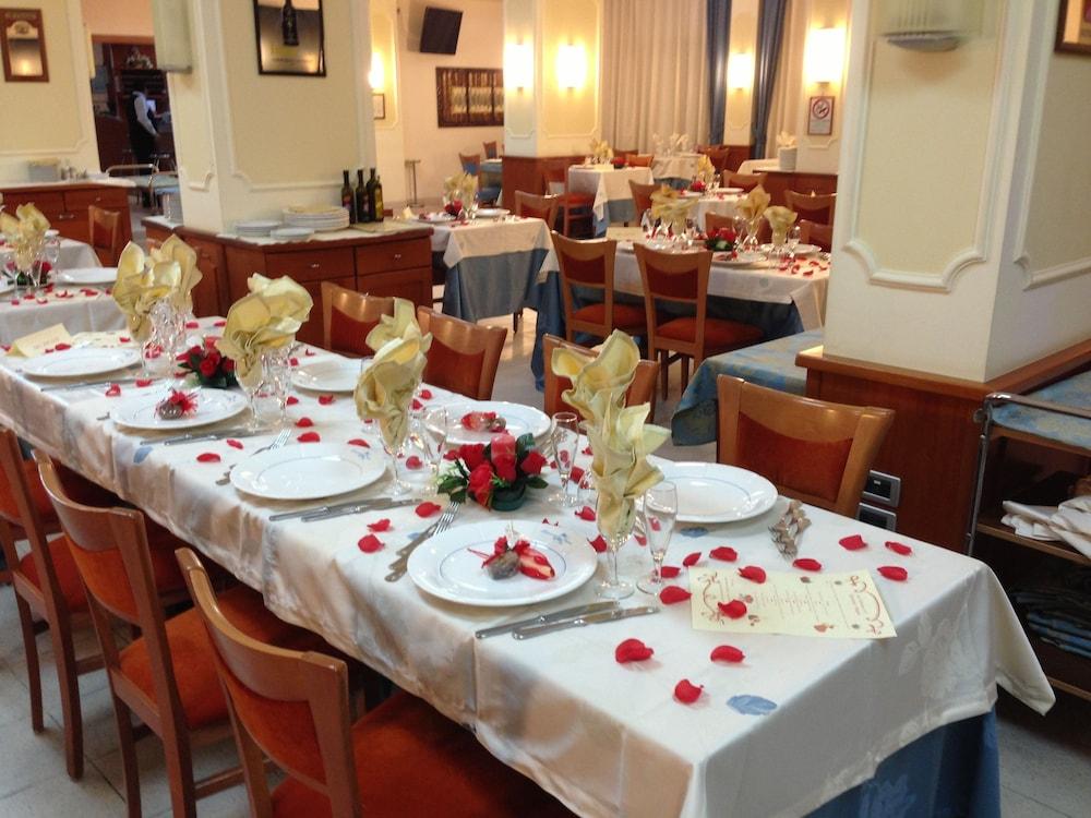 restaurant cafeteria