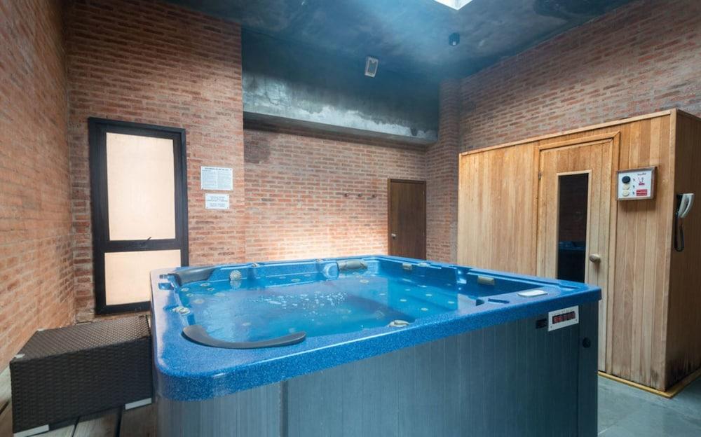 swimming pool spa
