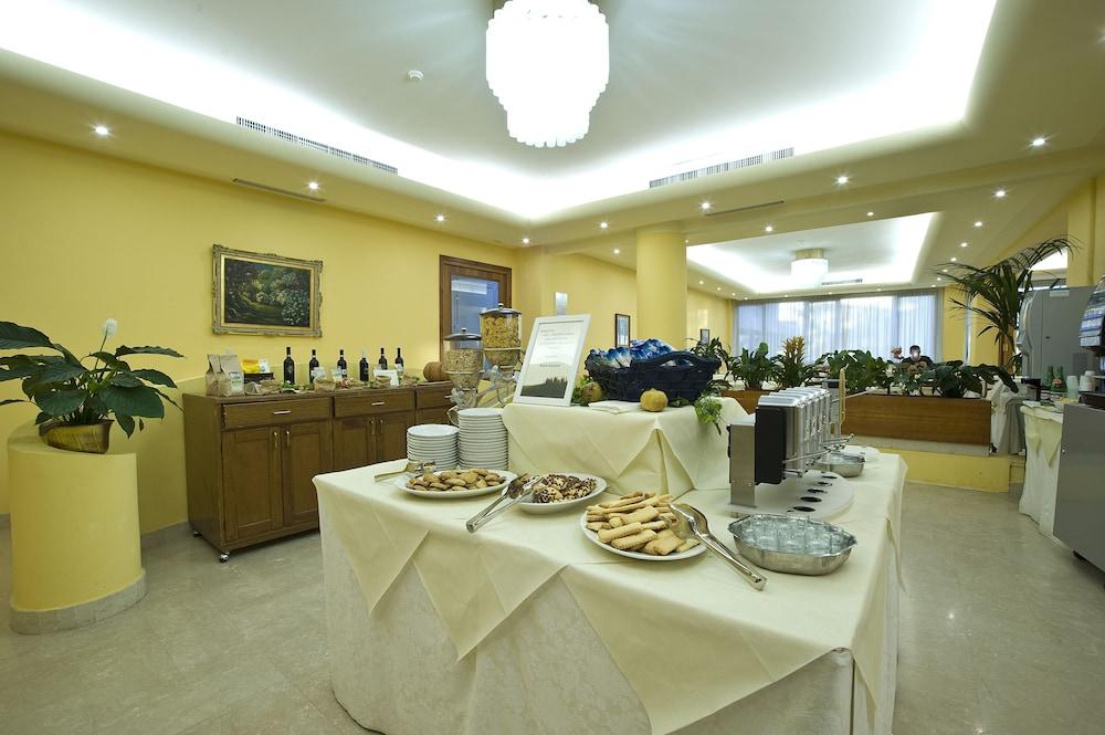 restaurant cafeteria