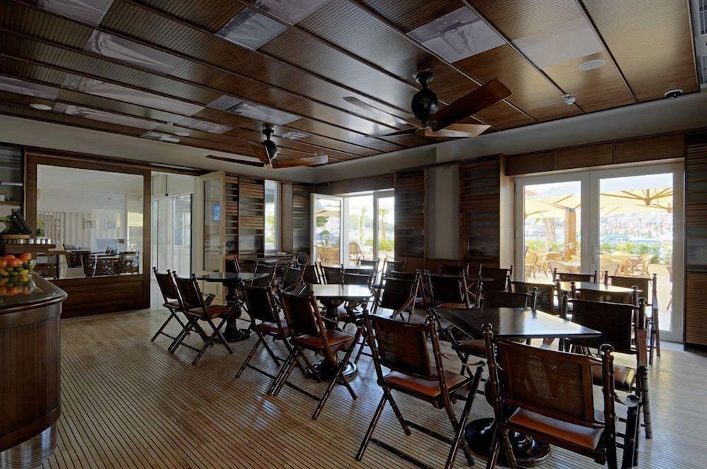 restaurant cafeteria
