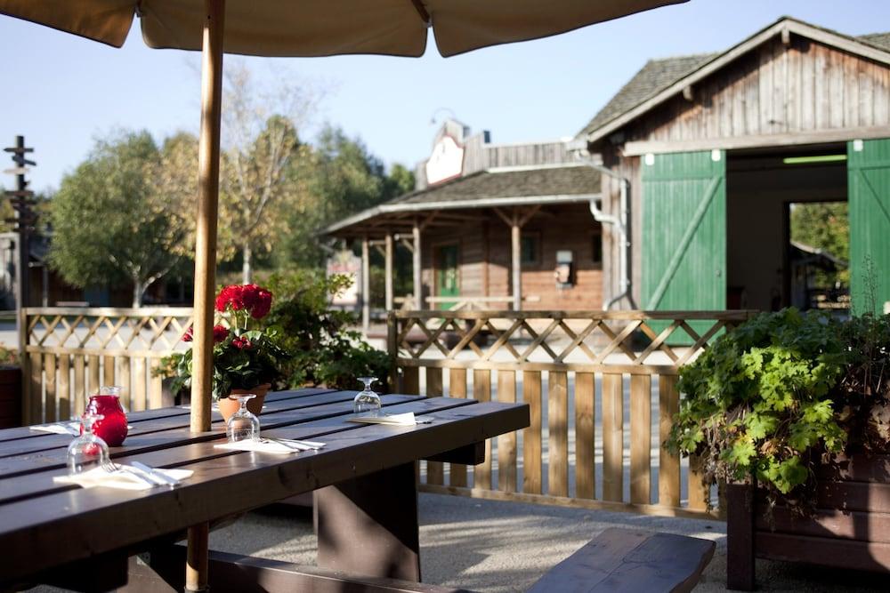 restaurant cafeteria