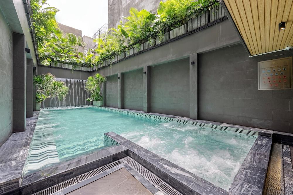 swimming pool spa