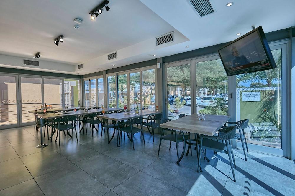 restaurant cafeteria