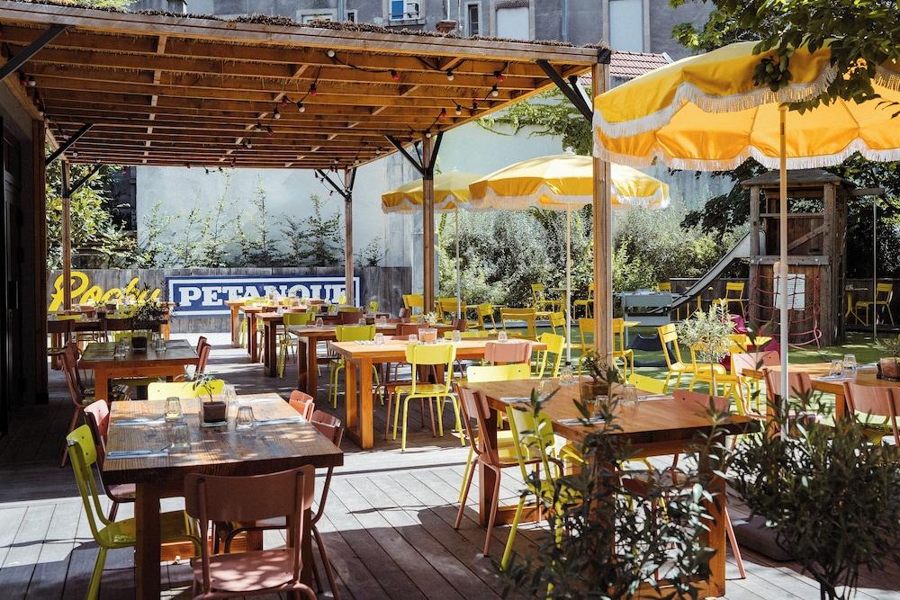 restaurant cafeteria