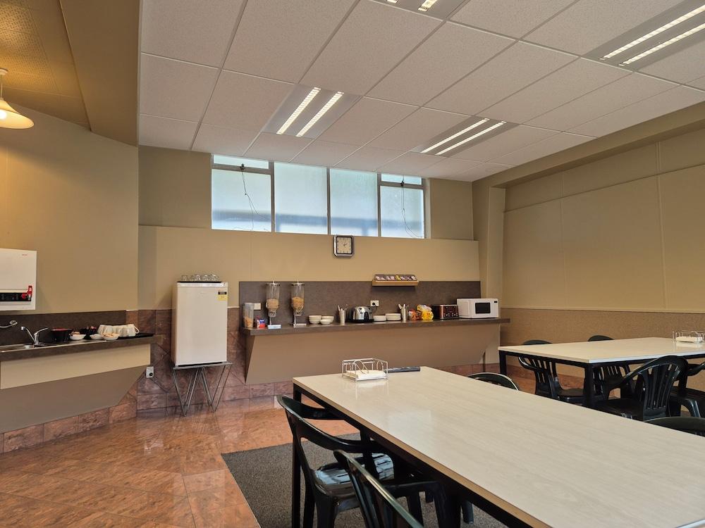 restaurant cafeteria