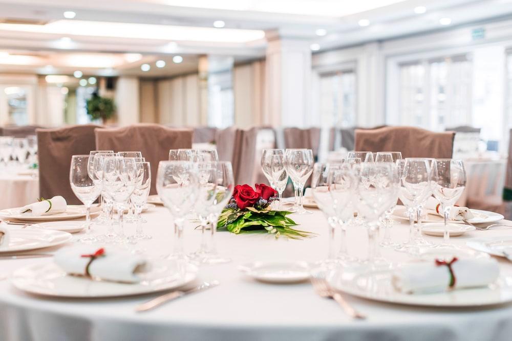 restaurant cafeteria