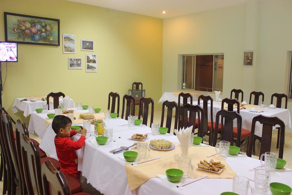 restaurant cafeteria