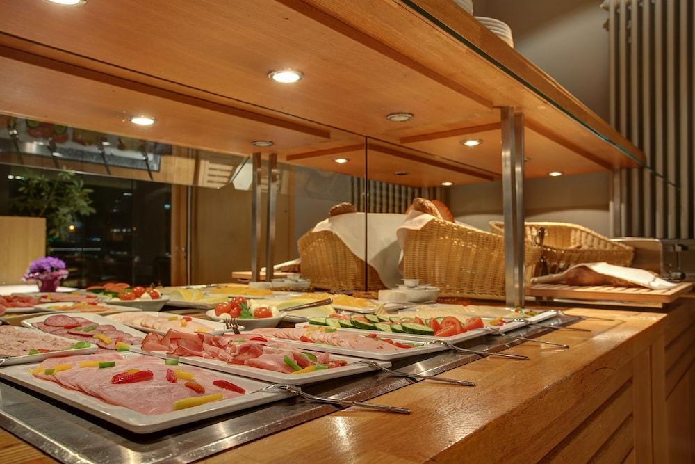 restaurant cafeteria