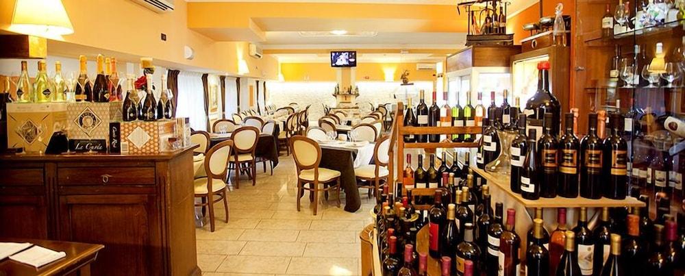 restaurant cafeteria