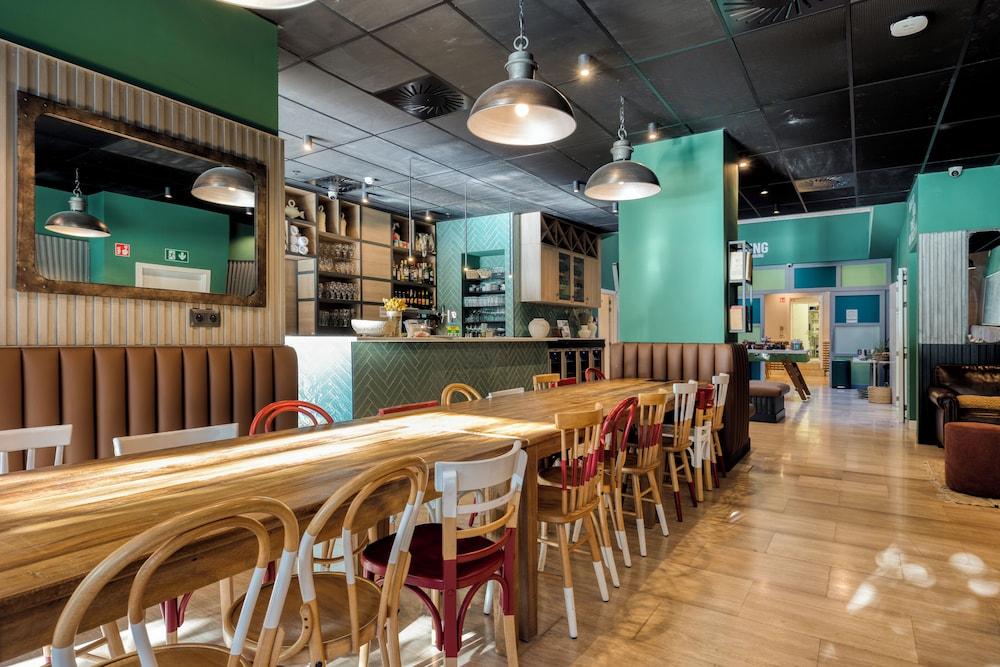 restaurant cafeteria