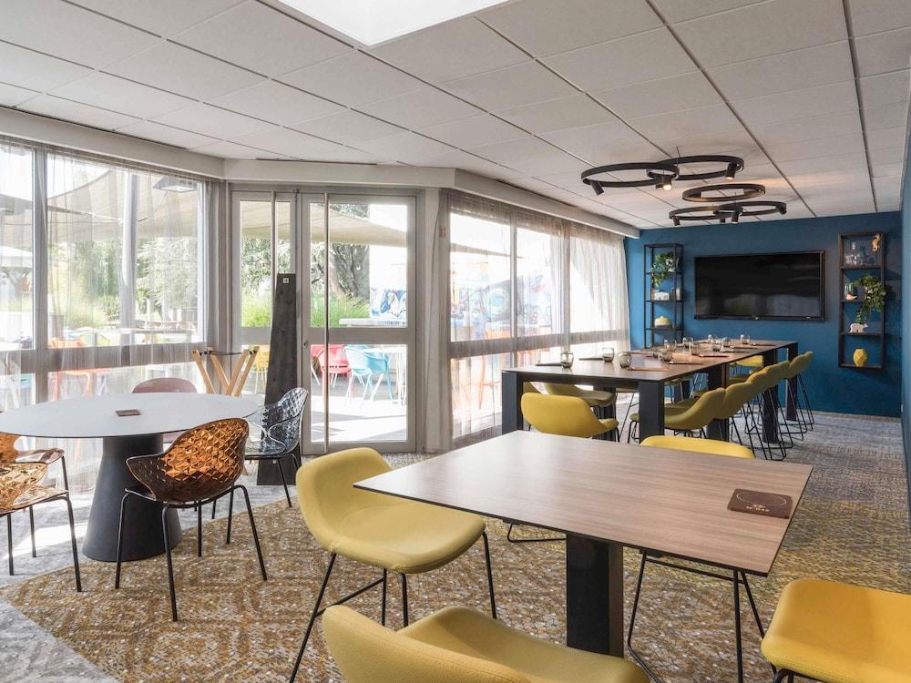 restaurant cafeteria