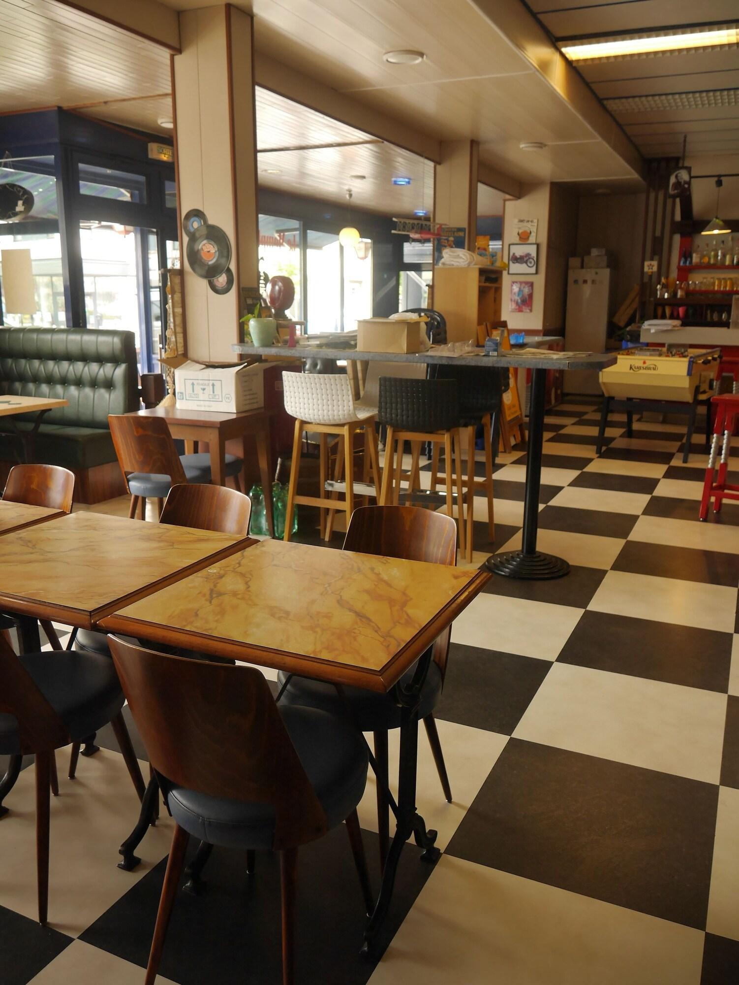 restaurant cafeteria