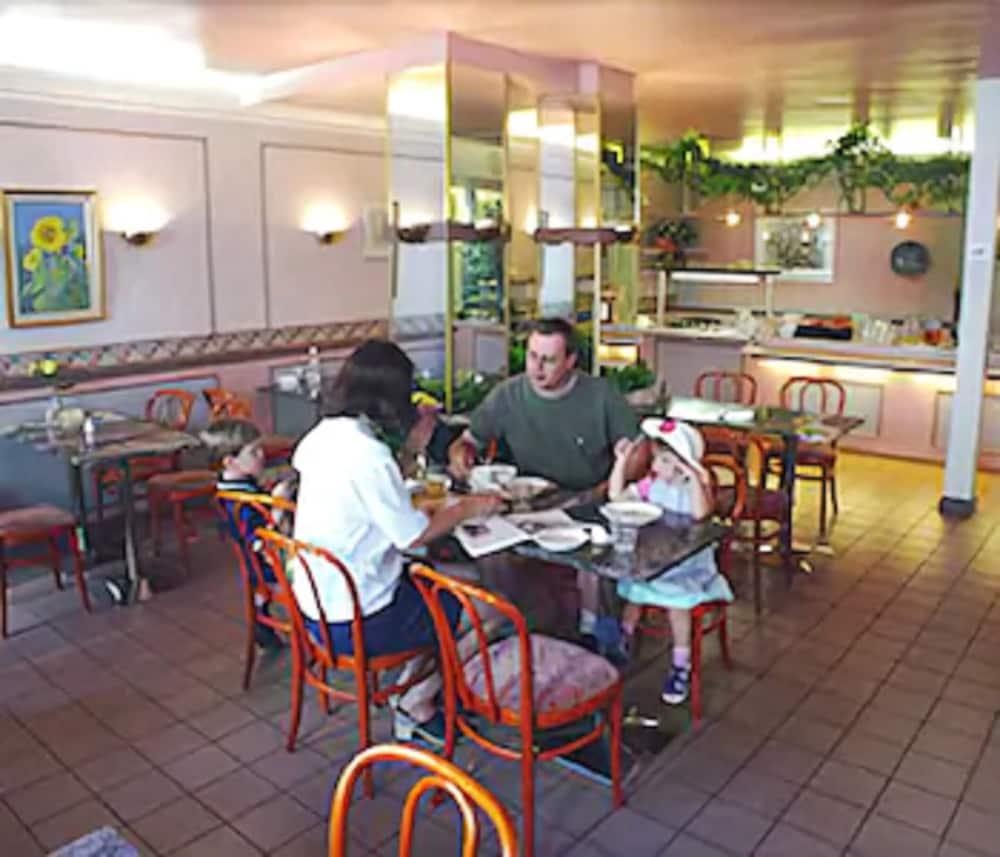 restaurant cafeteria
