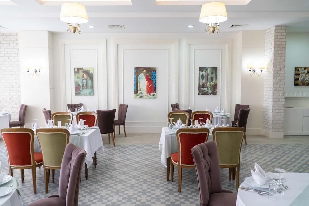 restaurant cafeteria