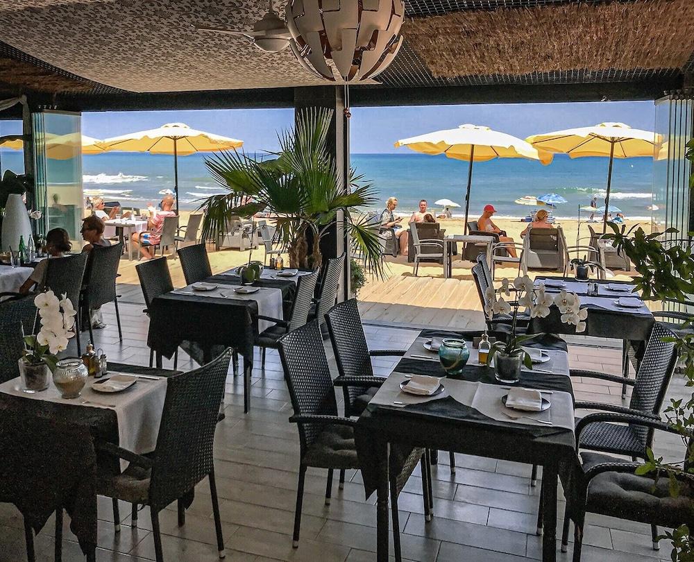 restaurant cafeteria