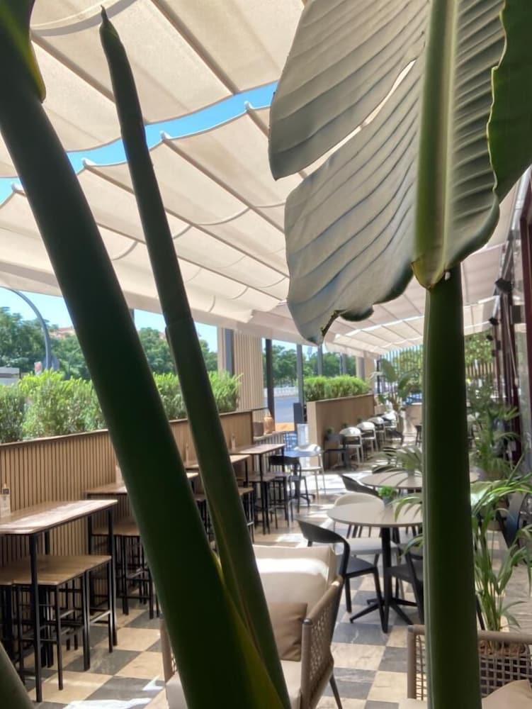 restaurant-cafeteria