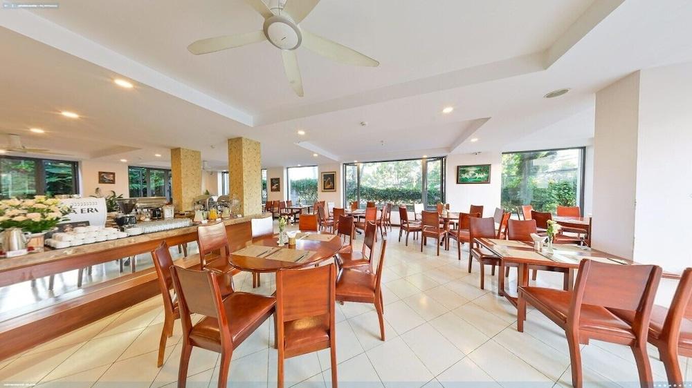 restaurant cafeteria