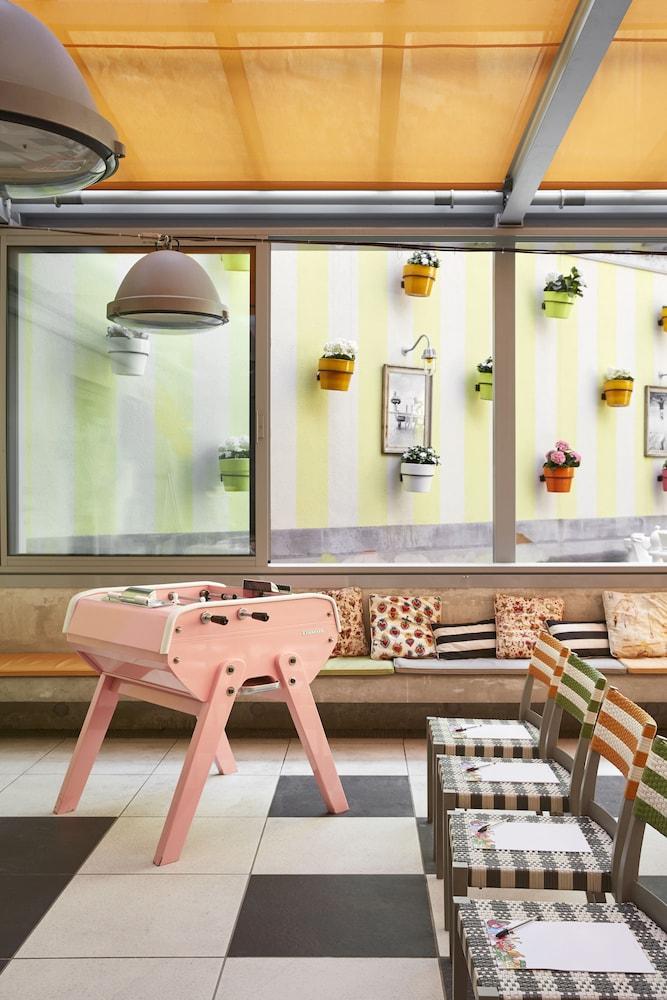restaurant cafeteria