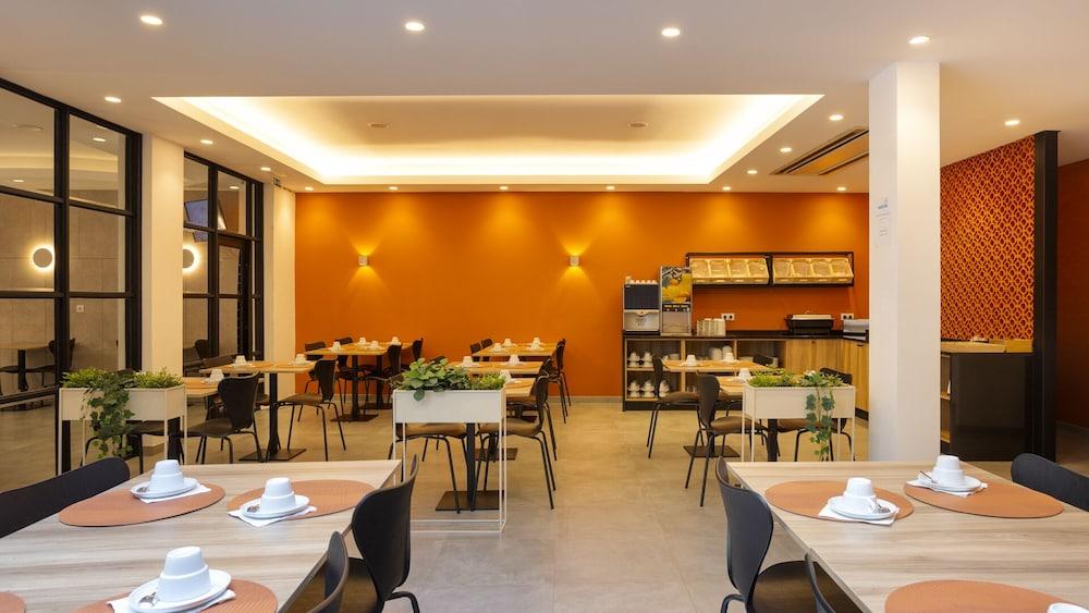 restaurant cafeteria