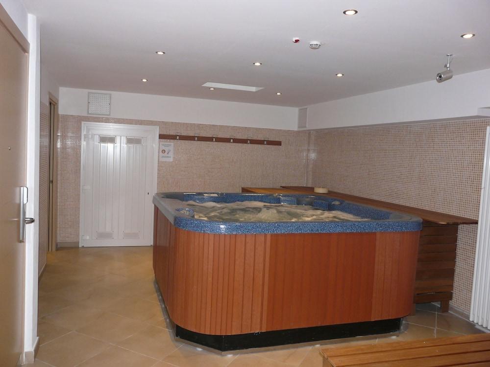 swimming pool spa