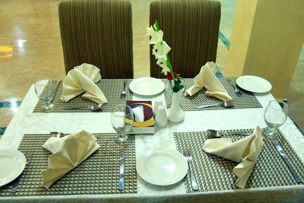 restaurant cafeteria