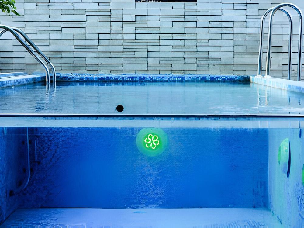 swimming pool spa