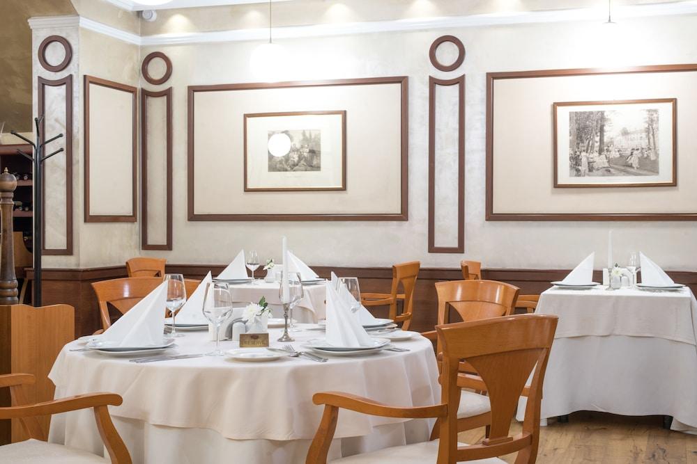 restaurant cafeteria
