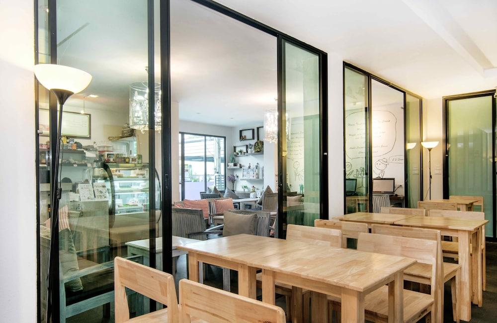 restaurant cafeteria