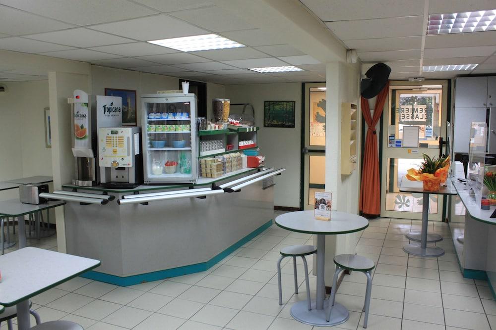 restaurant cafeteria