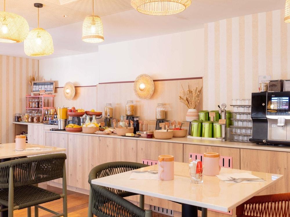 restaurant cafeteria