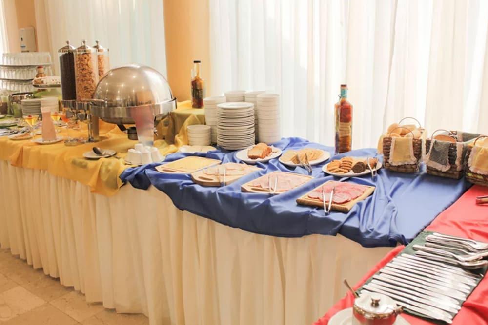 restaurant cafeteria