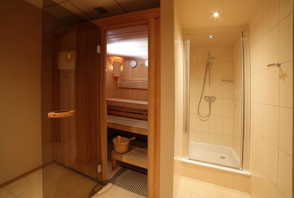 swimming pool spa