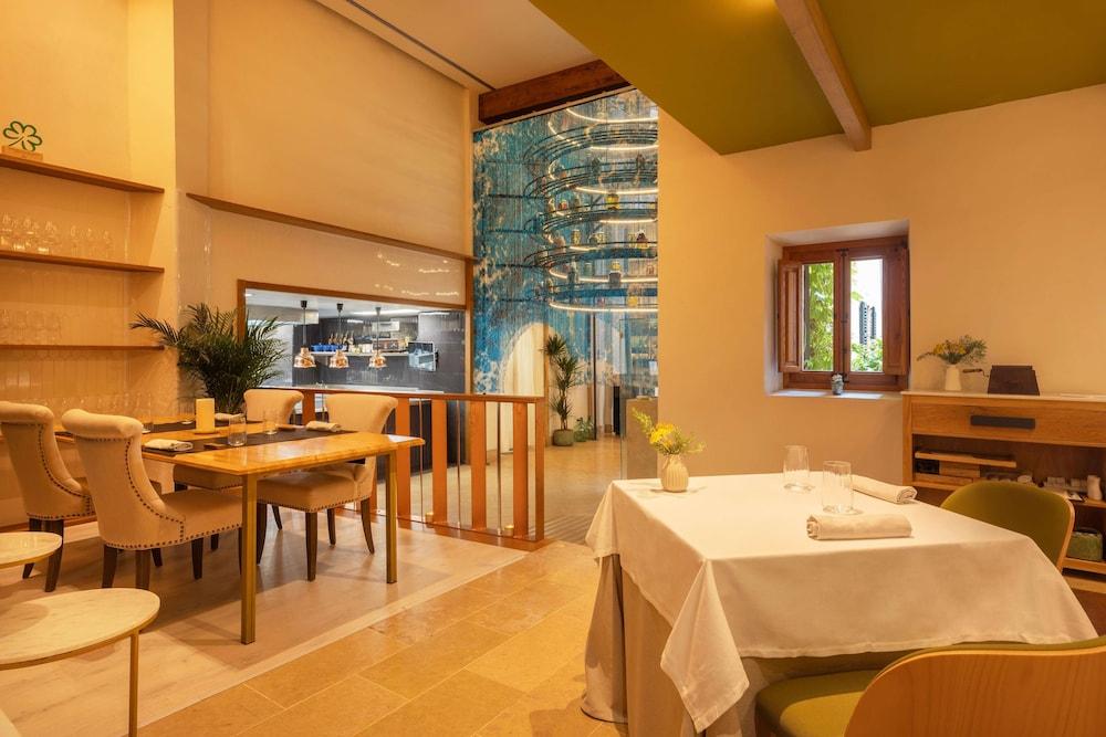 restaurant cafeteria