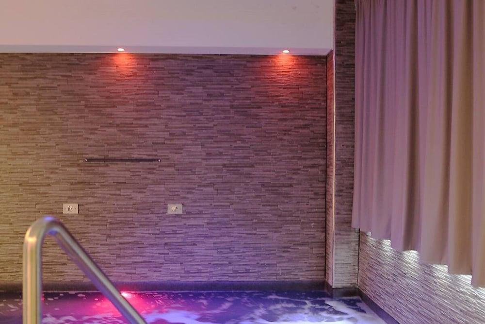 swimming pool spa