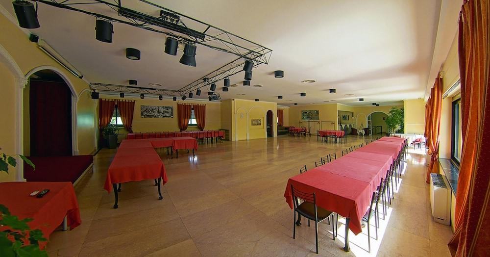 restaurant cafeteria