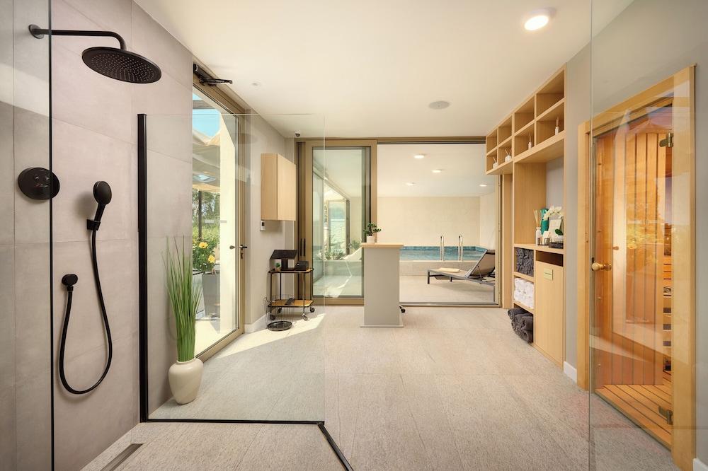 swimming pool spa