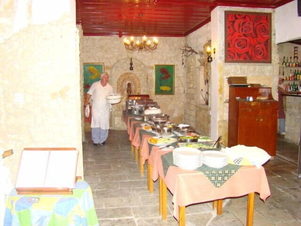 restaurant cafeteria