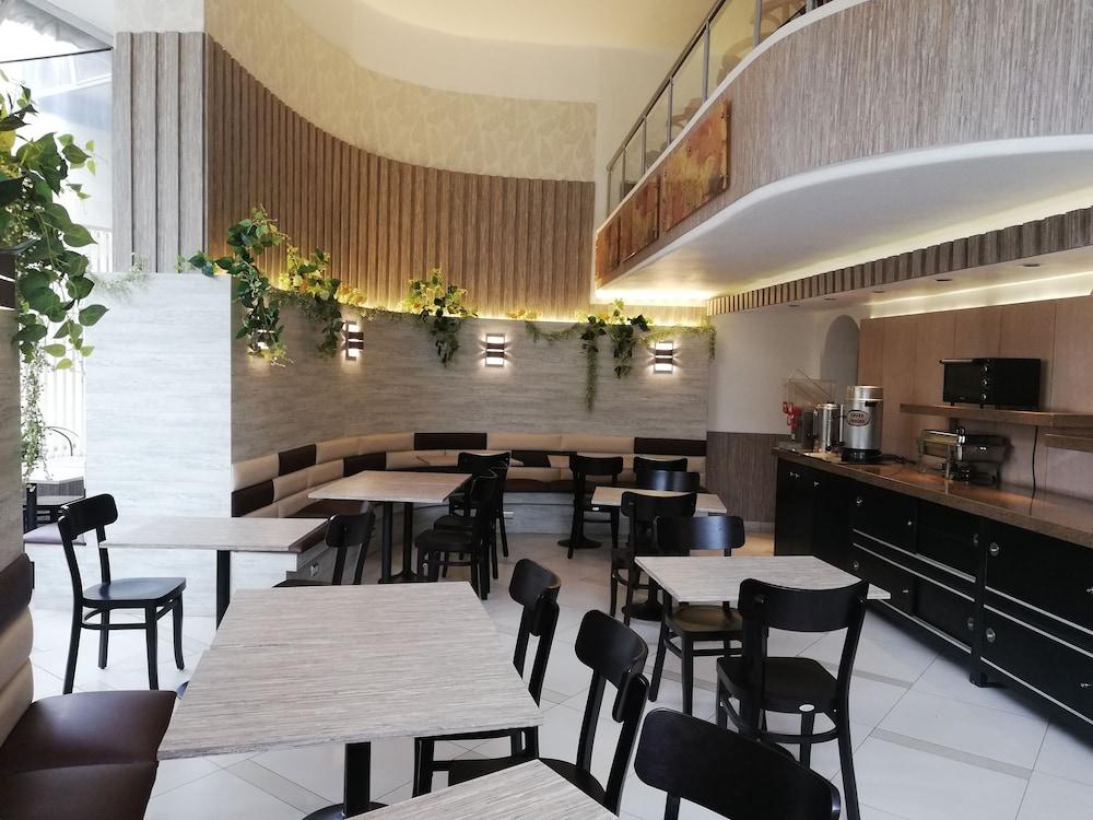 restaurant-cafeteria
