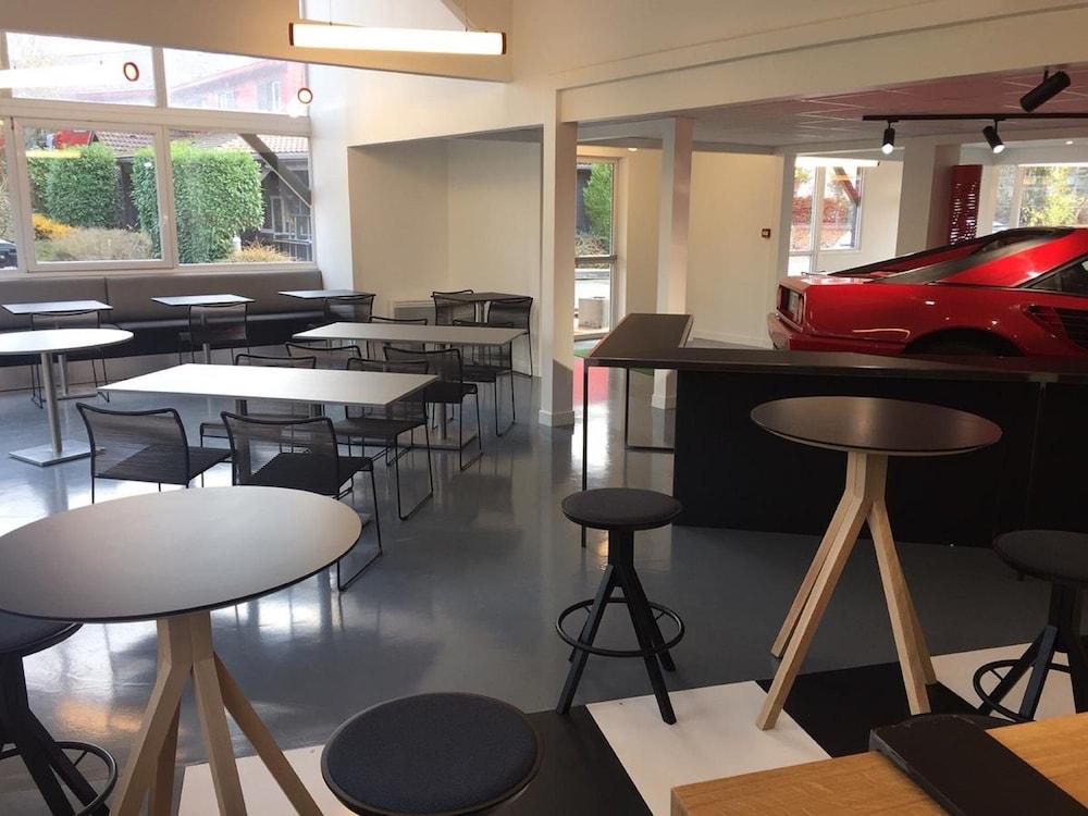 restaurant cafeteria