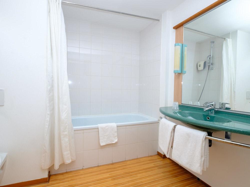 swimming pool spa