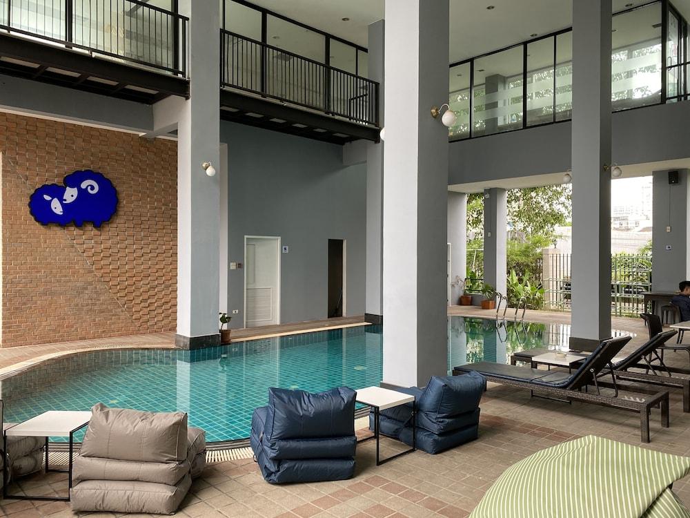 swimming pool spa
