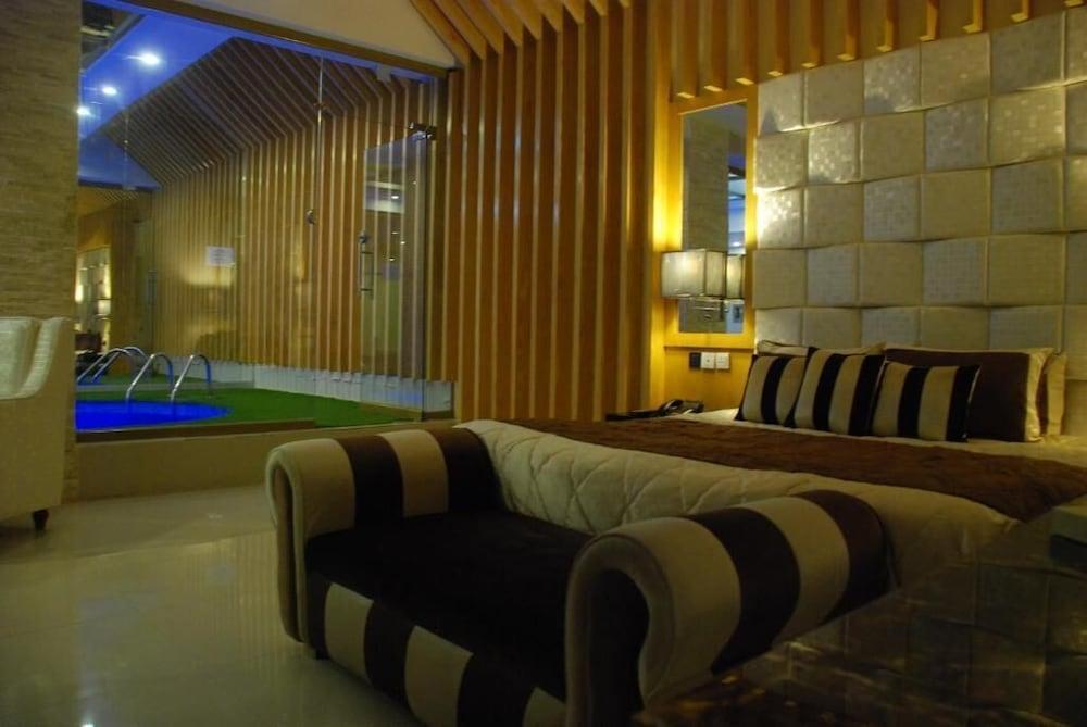 swimming pool spa