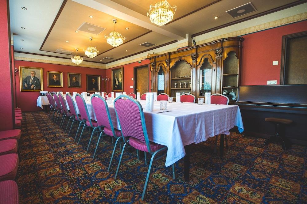 restaurant cafeteria