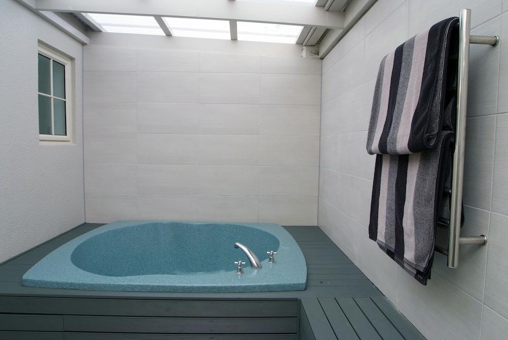swimming pool spa